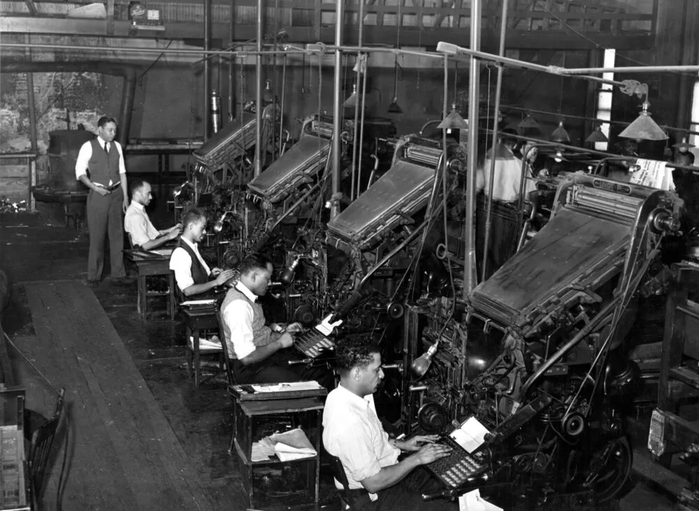 Opérateur devant une linotype, machine à composer le plomb typographique.