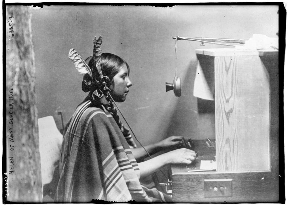 Opératrices devant un standard téléphonique manuel, connectant des fiches.
